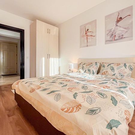 Uniquemoments Airport Apartment & Secure Parking & Airport Shuttle Iasi Exterior photo